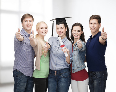 教育人的群站着微笑的学生着文凭角帽竖大拇指图片
