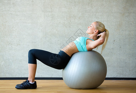 健身,运动,训练生活方式的微笑的女人健身房锻炼球图片