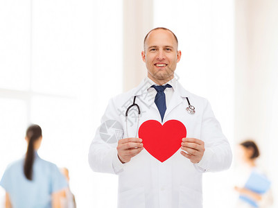 医学,专业,慈善医疗保健微笑的男医生与红心听诊器超过医生图片