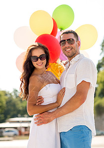 微笑气球爱情,婚礼,夏天,约会人们的微笑的夫妇戴着太阳镜,公园里拥抱气球背景