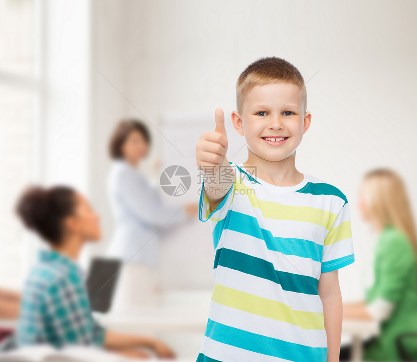 童,学校,教育人的微笑的小男孩教室里群学生竖大拇指图片
