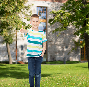 快乐,童,手势,休闲人的微笑的小男孩穿着休闲服,校园背景上竖大拇指图片