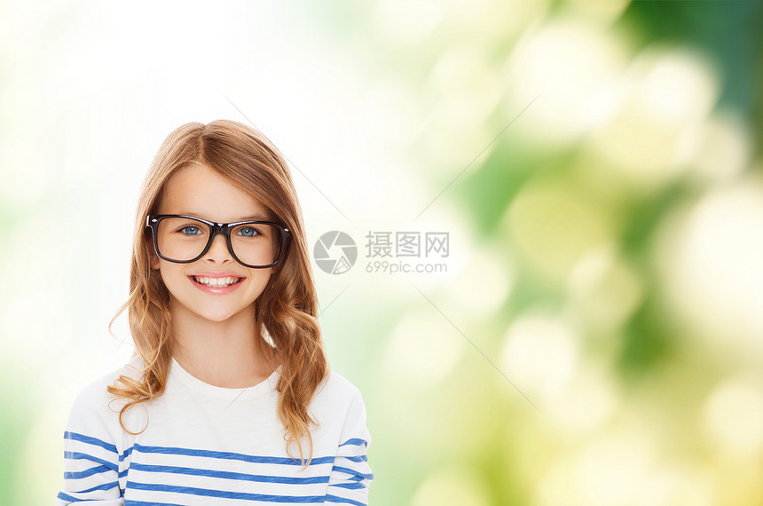 教育,学校视觉微笑可爱的小女孩戴着黑色眼镜图片