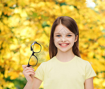 教育,学校视觉微笑可爱的小女孩着黑色眼镜图片