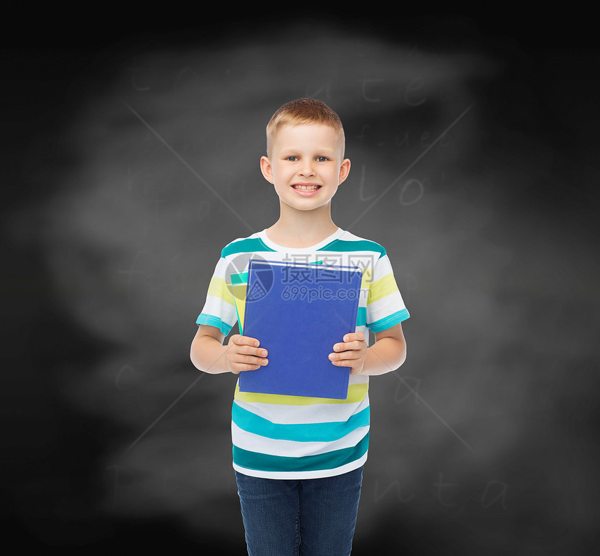 教育,童学校的微笑的小学生男孩与蓝色的书黑板背景图片