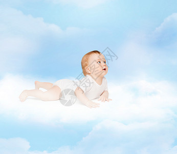孩子蹒跚学步的微笑的婴儿躺云上仰望图片