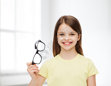 教育,学校视觉微笑可爱的小女孩着黑色眼镜图片