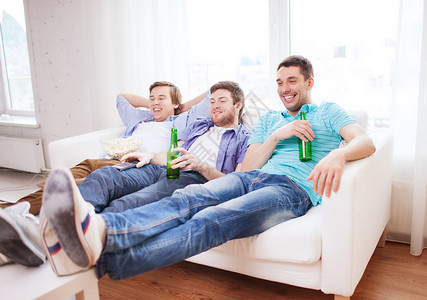 友谊,家庭,体育娱乐活动的快乐的男朋友家里喝啤酒看电视图片