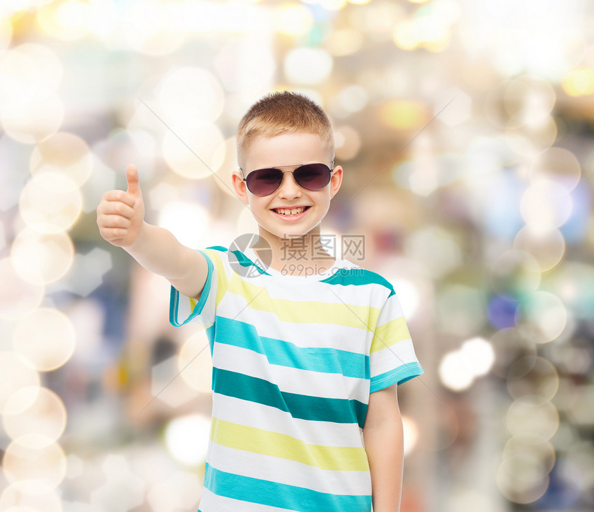 快乐,夏天,手势,童人们的微笑可爱的小男孩戴着太阳镜,闪闪发光的背景上竖大拇指图片