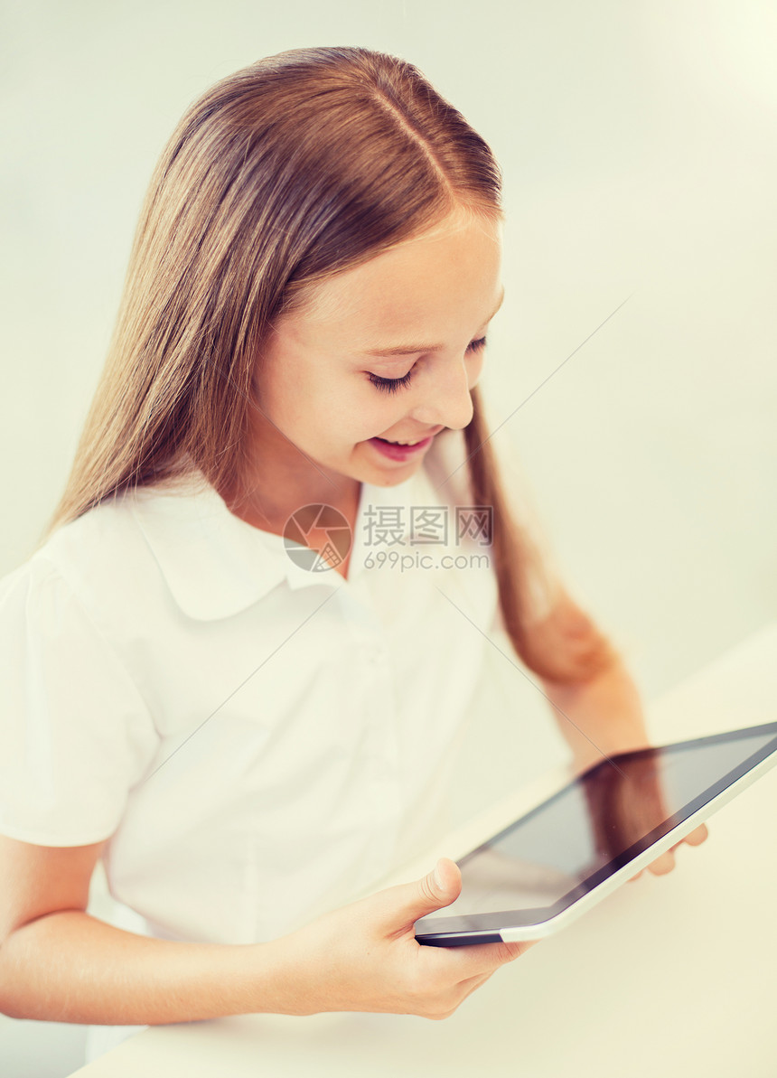 教育,学校,技术互联网微笑的小学生女孩与平板电脑电脑学校图片