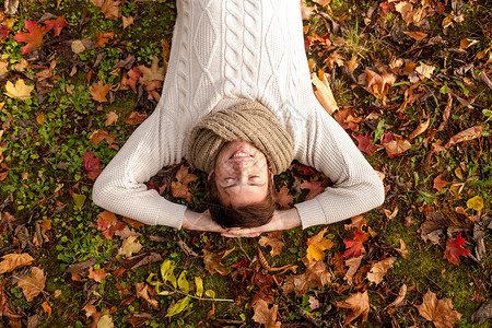 季节,幸福人的微笑的轻人躺地上草地秋天公园的落叶上图片