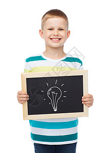 人,童教育微笑的小男孩,灯泡画黑板上的白色背景图片