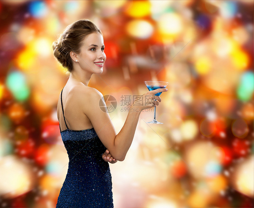 派,饮料,寒假,奢侈庆祝微笑的女人穿着晚礼服,着鸡尾酒红色的诞灯背景图片