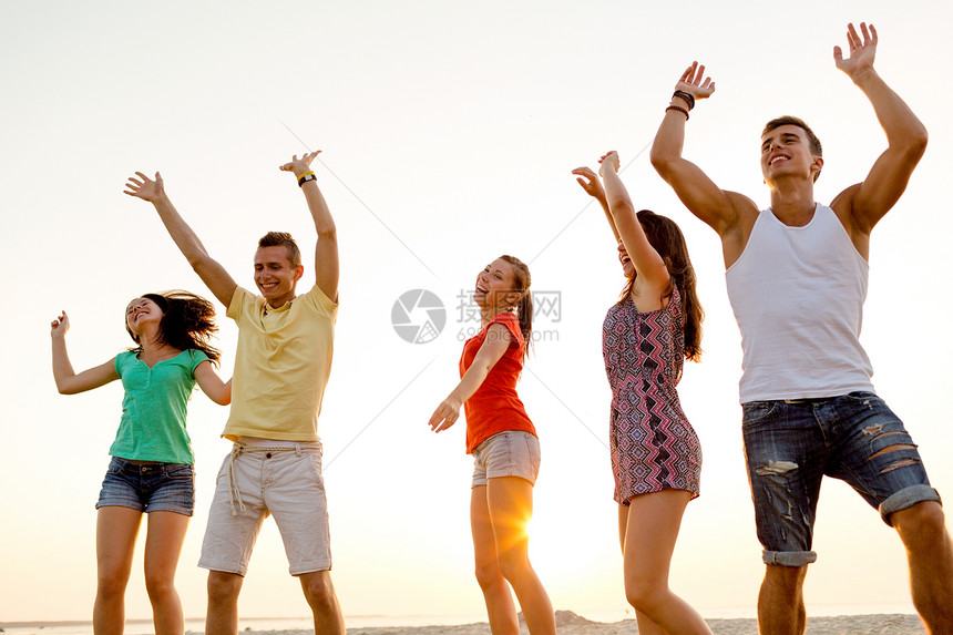 友谊,暑假,假期,聚会人的群微笑的朋友海滩上跳舞图片