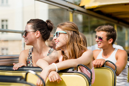 友谊,旅行,假期,夏天人的群微笑的朋友乘旅游巴士旅行图片