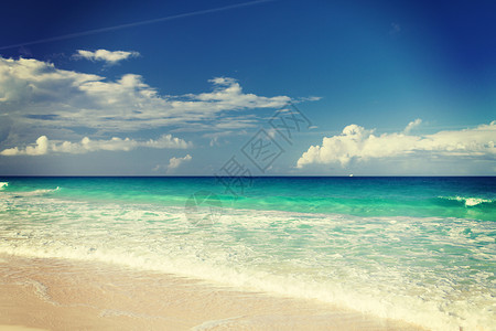 度假,旅行背景蓝色的海洋海洋,白沙天空与云图片