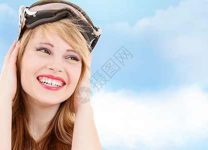 人,运动幸福的微笑的少女滑雪板护目镜图片