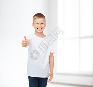 竖大拇指的男孩广告,人,手势童的微笑的小男孩穿着白色空白T恤,白色的房间背景上竖大拇指背景