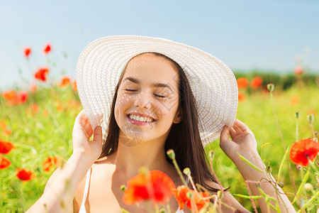 幸福,自然,夏天,假期人们的微笑的轻女人戴着草帽田图片