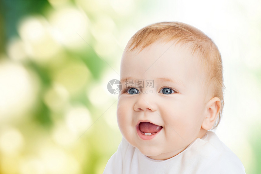 孩子蹒跚学步的微笑的小婴儿图片