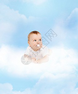 孩子蹒跚学步的微笑的婴儿躺云上,嘴里假人图片