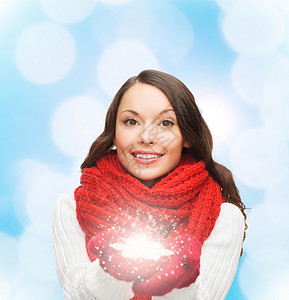 幸福,寒假,诞节人们的微笑的轻女人戴着红领巾手套,着雪花蓝色的灯光背景图片