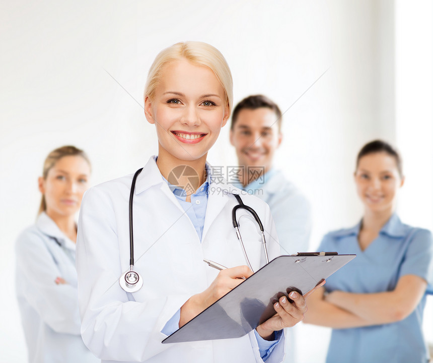 保健医学微笑的女医生与听诊器剪贴板图片