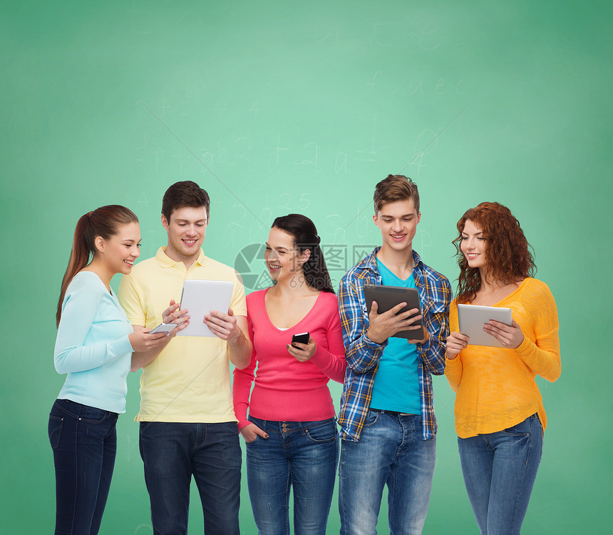 友谊,技术,教育,学校人的群微笑的青少,智能手机平板电脑的绿色板背景图片