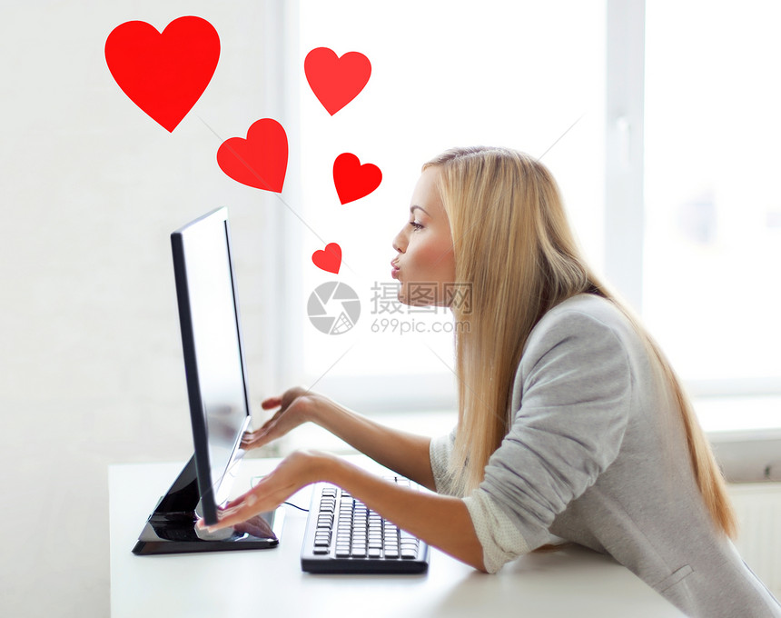 虚拟关系,线约会社交网络的女人用电脑监视器亲吻图片