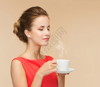休闲,幸福饮料微笑的女人穿着红色的衣服,喝着咖啡图片