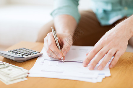 储蓄金融经济家庭用计算器家里数钱笔记的人的特写背景图片