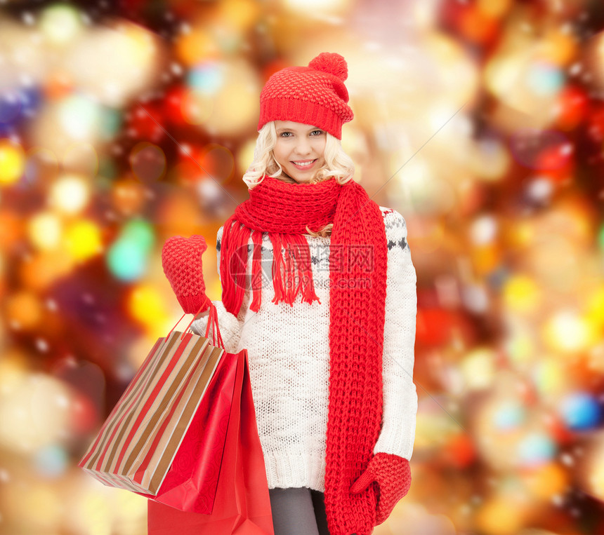假期,销售,诞节美丽的十几岁女孩穿冬天的衣服,带购物袋图片