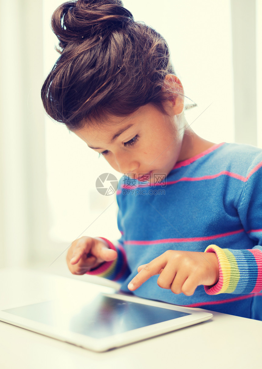 教育,技术互联网小女孩与平板电脑图片