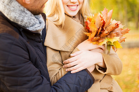 爱,关系,家庭人的亲密的微笑夫妇与树叶拥抱秋天的公园图片