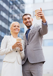 商业,伙伴关系,热饮人的微笑的商人,纸杯站办公楼上方图片
