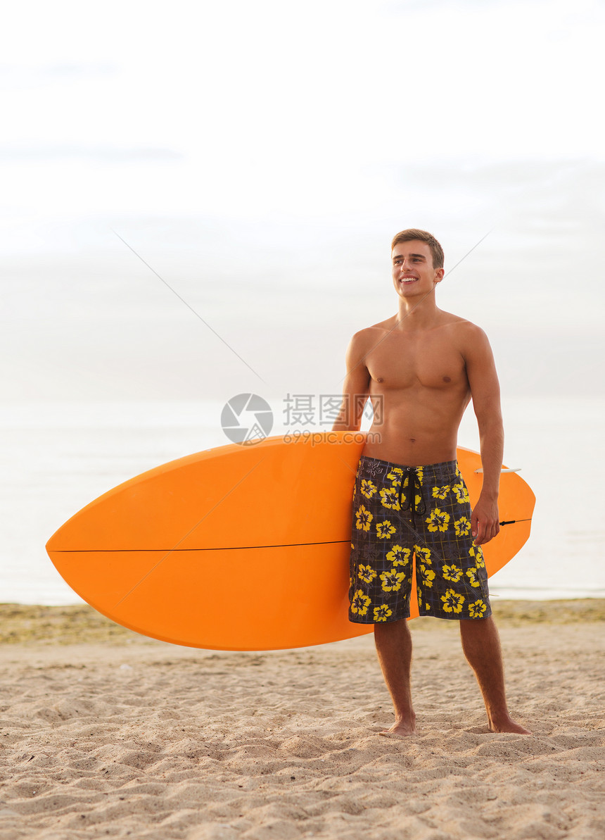 海洋,暑假,水上运动人们的微笑的轻人与冲浪板海滩上图片