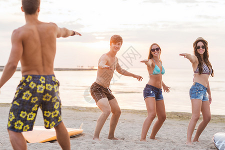 友谊,海洋,暑假,水上运动人们的群微笑的朋友穿着泳装太阳镜海滩上冲浪板图片