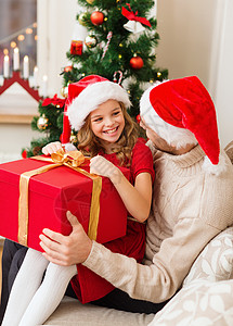 家庭,诞节,幸福人的微笑的父亲女儿诞老人的帽子打开礼品盒背景图片
