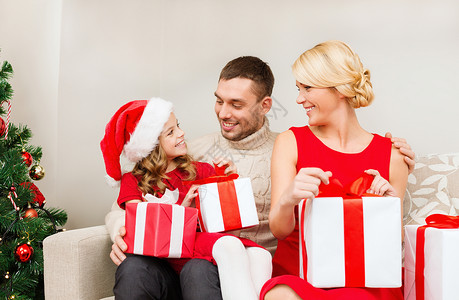家庭,诞节,幸福人的幸福的家庭打开礼品盒图片