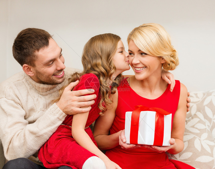 家庭,诞节,幸福人们的可爱的孩子亲吻她的母亲并送礼物图片