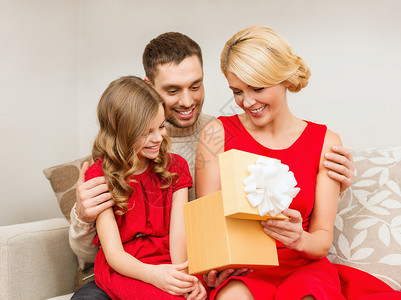 家庭,诞节,幸福人的幸福的家庭打开礼品盒高清图片