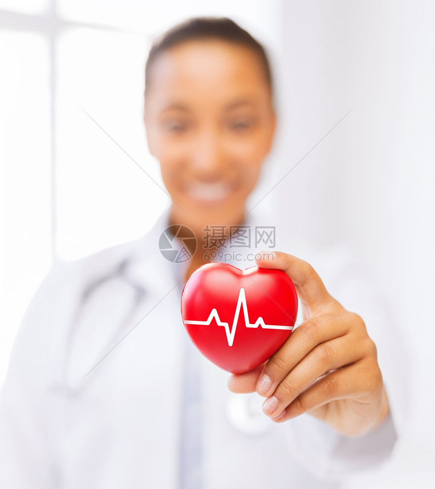 医疗保健医学女非裔美国医生持红色心脏与心电图线图片