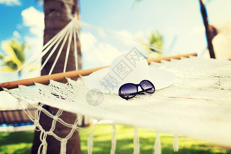 假期假期带白色帽子太阳镜的吊床图片图片