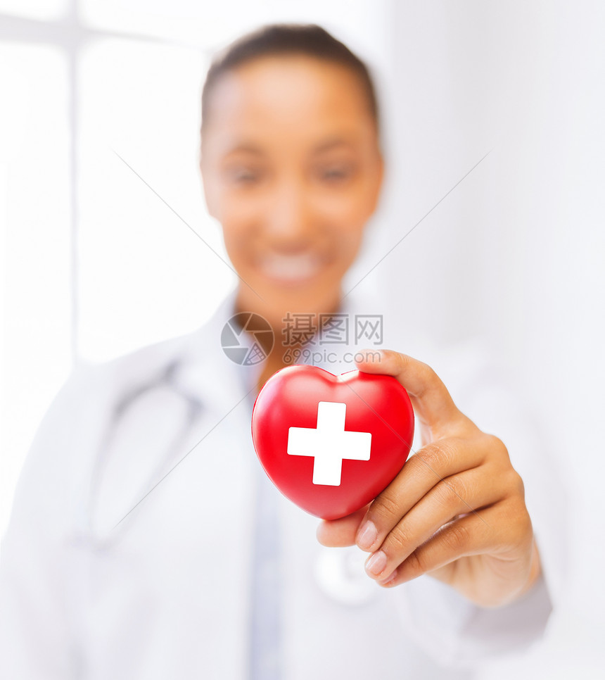 医疗保健医学女非裔美国医生着红色十字符号的心脏图片