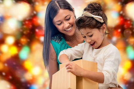 诞节,假日,庆祝,家庭人的快乐的母亲孩子女孩与礼品盒红灯背景图片