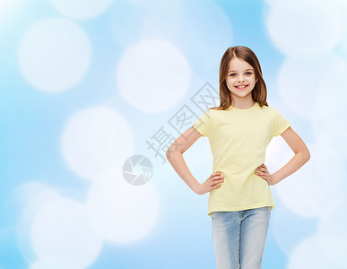 幸福,童人的微笑的小女孩穿着休闲服图片