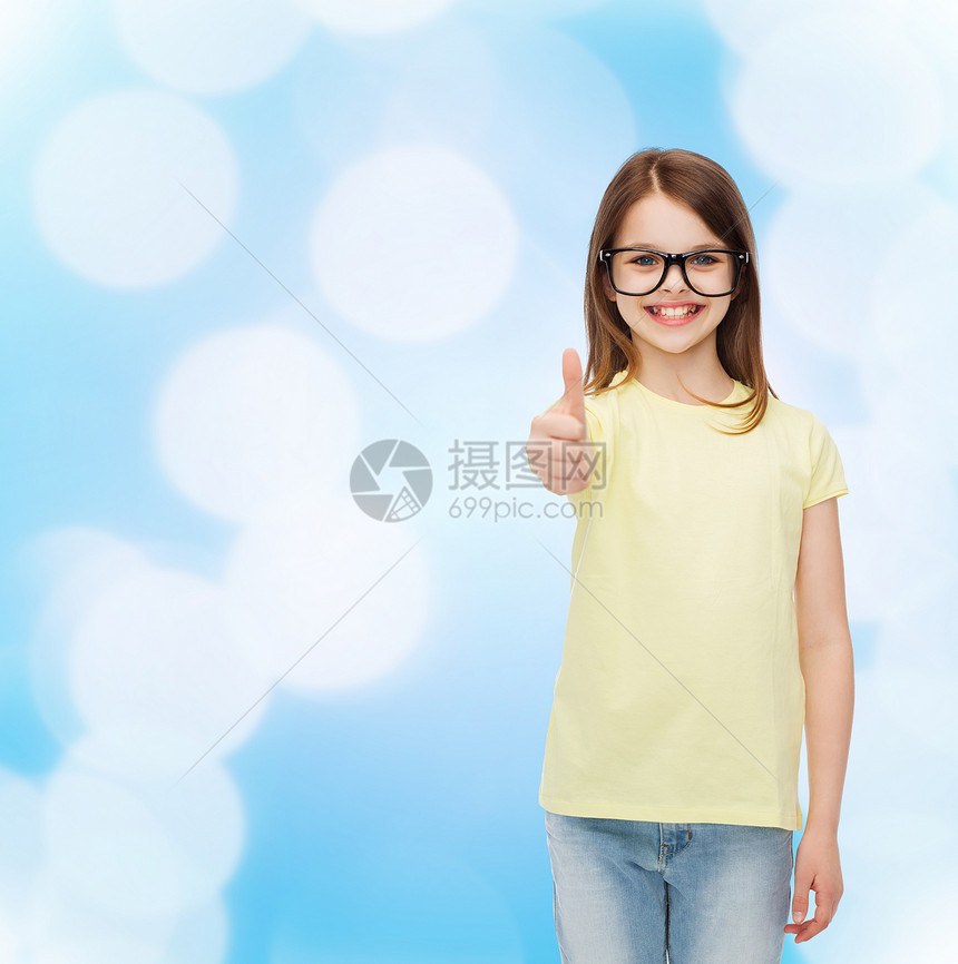 教育,学校视觉微笑可爱的小女孩戴着黑色眼镜,竖大拇指图片