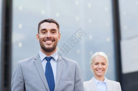 商业,伙伴关系,成功人的密切微笑的商人女商人站办公楼上空图片