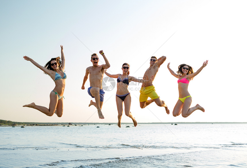 友谊,海洋,暑假,假期人们的群微笑的朋友穿着泳装太阳镜海滩上交谈图片