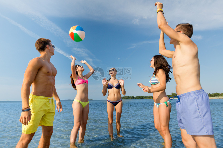 友谊,海洋,暑假,假期人们的群微笑的朋友穿着泳装太阳镜海滩上交谈图片